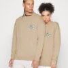 YOURTURN Crewneck With A Flower - Trui - Beige