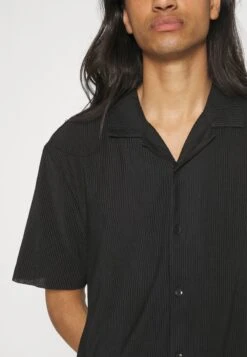 YOURTURN Plisse Shirt Unisex - Overhemd - Black -Yourturn Verkoopwinkel 71675004d1314dcd89b13267f73850ba