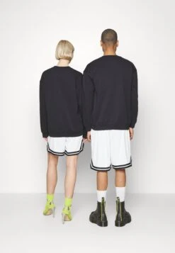 YOURTURN Care Bears Unisex - Sweater - Black -Yourturn Verkoopwinkel ad1423c1c9224e00a9e3a94492a41f76